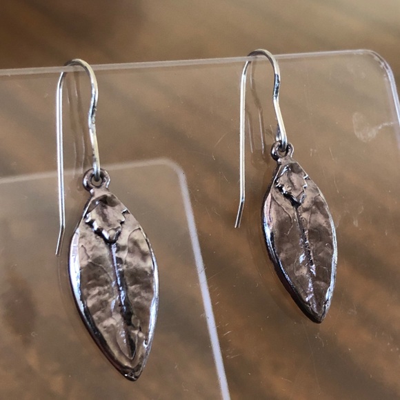NWOT gunmetal shiny silver antique french wire  leaf earrings - Picture 3 of 10